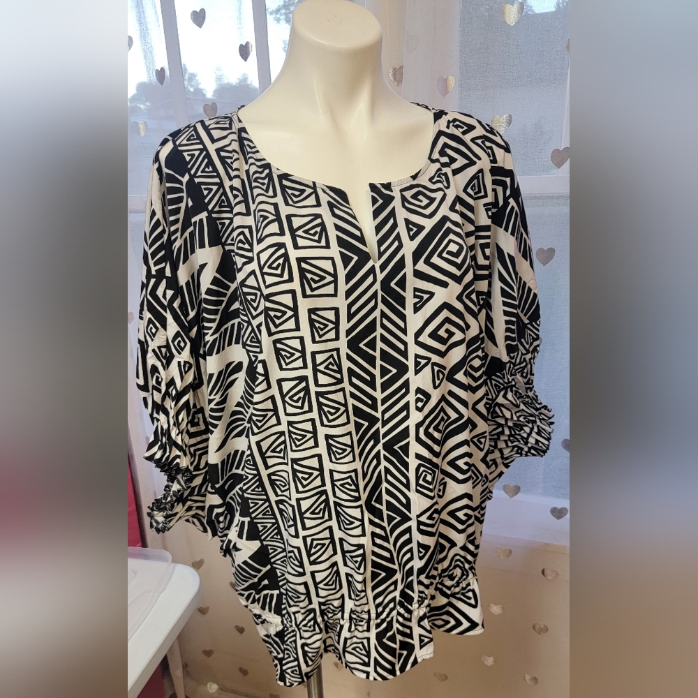 #57 Chico's Black White Geometric Patterned Shirt w Cinched Accents Size 3 (16)
